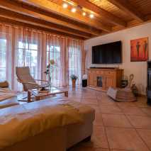 Ferienhaus-Wohnzimmer mit Kaminofen und SmartTV