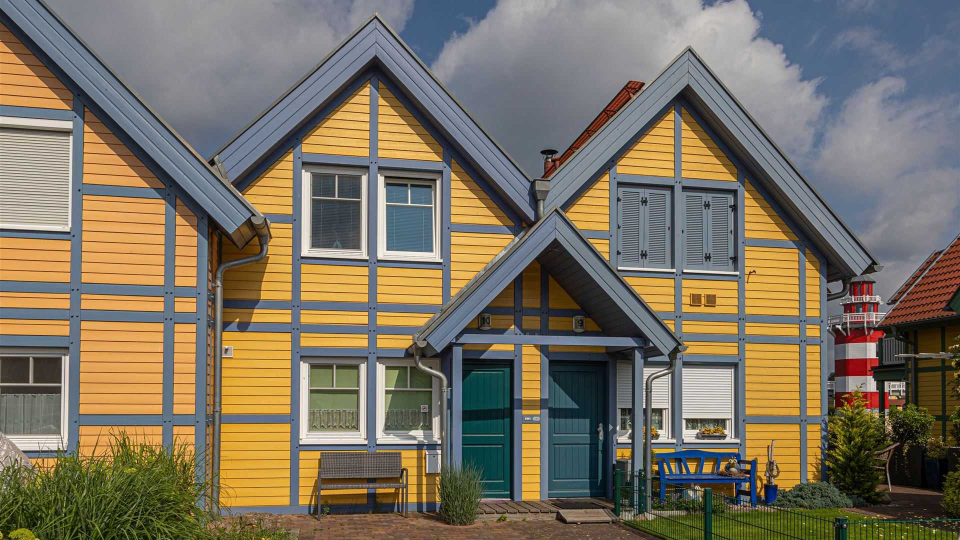 Ferienhaus im Hafendorf Rheinsberg Vorderansicht mit Leuchtturm