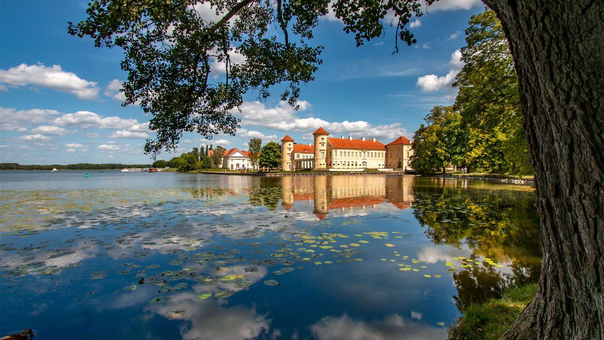 Das Schloss in Rheinsberg vom Park aus gesehen